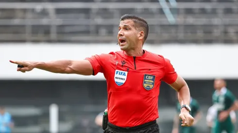 SP - SANTOS - 09/07/2023 - BRASILEIRO A 2023, SANTOS X GOIAS - O arbitro Bruno Arleu de Araujo correndo em direcao a cabine do VAR para fazer checagem de lance de penalti a favor do Santos, durante partida entre Santos e Goias no estadio Vila Belmiro pelo campeonato Brasileiro A 2023. Foto: Fernanda Luz/AGIF