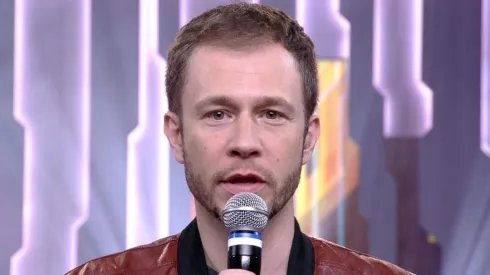 Foto: Reprodução/TV Globo - Tiago Leifert foi alvo de críticas de torcedores por espalhar erro ao vivo de briga em Palmeiras x Flamengo