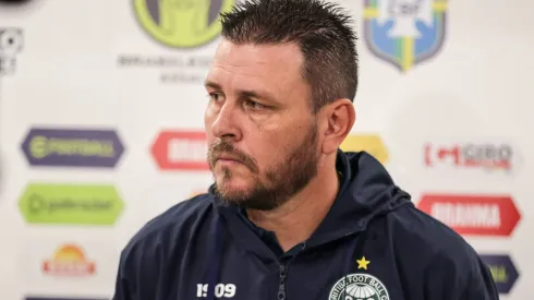 Foto: Robson Mafra/AGIF – Thiago Kosloski, tecnico do Coritiba, durante entrevista antes da partida contra o America-MG no estadio Couto Pereira pelo campeonato Brasileiro A 2023.
