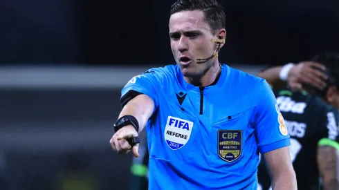 Foto: Ettore Chiereguini/AGIF - A arbitragem não assinalou pênalti para o Flamengo
