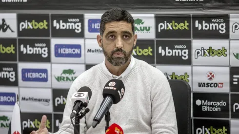 Chefe de operações da 777 tem missão definida no Vasco e situação preocupa Luiz Mello