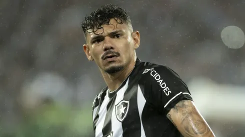 Foto: Jorge Rodrigues/AGIF -Tiquinho Soares, jogador do Botafogo, durante partida contra o Vasco no estadio Engenhao pelo campeonato Brasileiro A 2023.