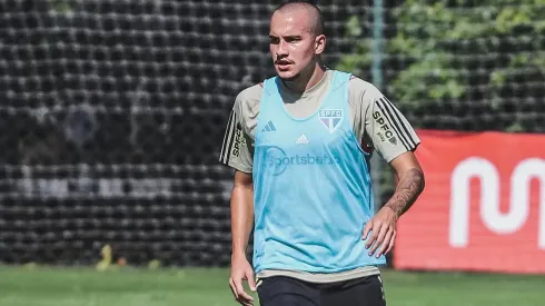 Matheus Belem com a camisa do São Paulo - Foto: Rubens Chiri/São Paulo FC