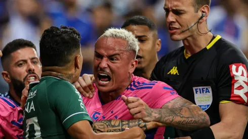 MG – Belo Horizonte – 18/10/2022 – BRASILEIRO B 2022 CRUZEIRO X GUARANI – Edu jogador do Cruzeiro discute com Giovanni Augusto jogador do Guarani por suposto chute na Bandeira do Cruzeiro durante comemoracao de gol do Guarani na partida no estadio Mineirao pelo campeonato Brasileiro B 2022. Foto: Gilson Junio/AGIF