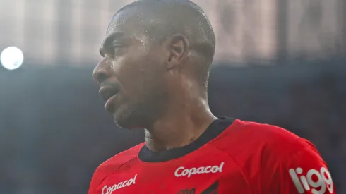 Foto: Gabriel Machado/AGIF - Fernandinho: volante do Athletico reclamou de arbitragem contra o Flamengo