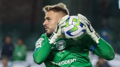 Gabriel Vasconcelos, goleiro do Coritiba, durante partida contra o Vasco no Couto Pereira pelo Brasileirão 2023. Foto: Robson Mafra/AGIF