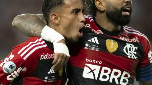 RJ - Rio de Janeiro - 28/02/2023 - RECOPA SUL-AMERICANA, FLAMENGO X INDEPENDIENTE DEL VALLE - Matheus Goncalves e Gabi jogadores do Flamengo durante partida contra o Independiente del Valle no estadio Maracana pelo campeonato Recopa Sul-americana 2023. Foto: Jorge Rodrigues/AGIF