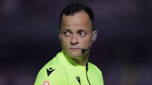 Foto: Ettore Chiereguini/AGIF - Savio Pereira Sampaio teve decisão polêmica no Fla-Flu