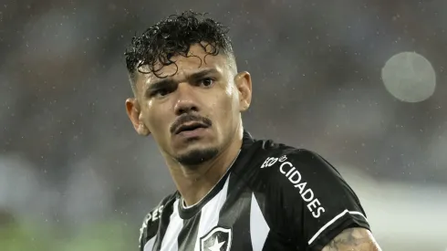 RJ - RIO DE JANEIRO - 02/07/2023 - BRASILEIRO A 2023, BOTAFOGO X VASCO - Tiquinho Soares jogador do Botafogo durante partida contra o Vasco no estadio Engenhao pelo campeonato Brasileiro A 2023. Foto: Jorge Rodrigues/AGIF