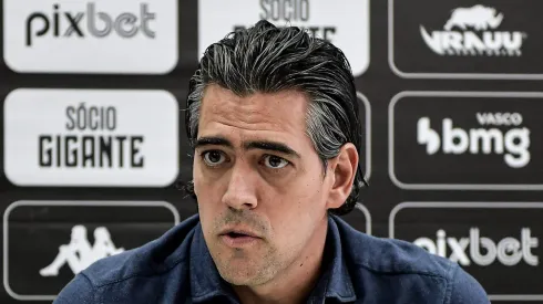 RJ - RIO DE JANEIRO - 17/07/2023 - VASCO, APRESENTACAO RAMON DIAS - O dirigente Paulo Bracks fala aos jornalistas durante apresentacao oficial de Ramon Dias como tecnico do Vasco em coletiva de imprensa realizada no CT Moacyr Barbosa. Foto: Thiago Ribeiro/AGIF