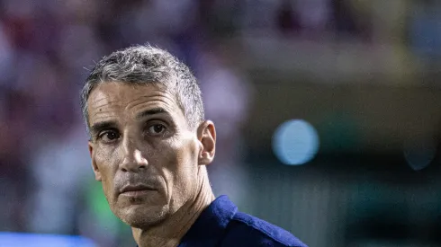 Vojvoda, técnico do Fortaleza, durante partida contra o Nautico no Presidente Vargas pela Copa do Nordeste 2023. Foto: Lucas Emanuel/AGIF