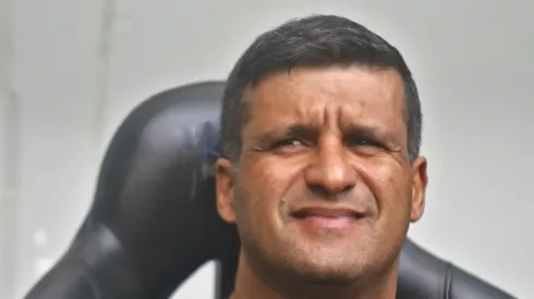 Wesley Carvalho, técnico do Athletico-PR, durante partida contra o Palmeiras na Arena da Baixada pelo Brasileiro A 2023. Foto: Gabriel Machado/AGIF