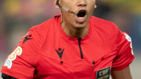 O árbitro Bruno Mota Correia faz consulta ao VAR (Foto: Gil Gomes/AGIF)