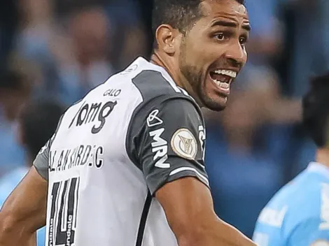 Torcida do Atlético ‘bombardeia’ diretoria após lance de Kardec