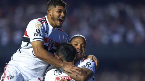 Foto: Marcello Zambrana/AGIF - David, jogador do Sao Paulo, comemora seu gol com jogadores do seu time durante partida contra o Santos no estadio Morumbi pelo campeonato Brasileiro A 2023.