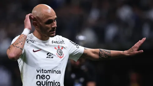 Foto: Ettore Chiereguini/AGIF - Fabio Santos, jogador do Corinthians durante partida contra o America-MG no estadio Arena Corinthians pelo campeonato Copa do Brasil 2023.