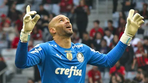 Foto: Gabriel Machado/AGIF - Weverton, jogador do Palmeiras durante partida contra o Athletico-PR no estadio Arena da Baixada pelo campeonato Brasileiro A 2023.