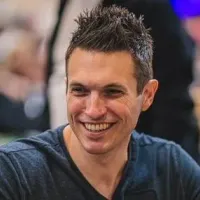 Após erro de adversário, Doug Polk devolve aposta em duelo de poker mano a mano