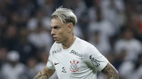 SAO PAULO, BRAZIL - JULY 25: Roger Guedes of Corinthians controls the ball during a semifinal first leg match between Corinthians and Sao Paulo as part of Copa do Brasil 2023 at Neo Quimica Arena on July 25, 2023 in Sao Paulo, Brazil. (Photo by Miguel Schincariol/Getty Images)
