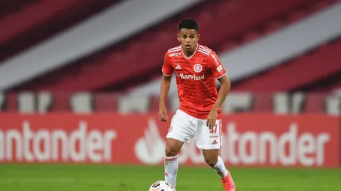 Internacional confirma lesão de Lucas Ramos e estipula data para o retorno do meia ao time de Coudet