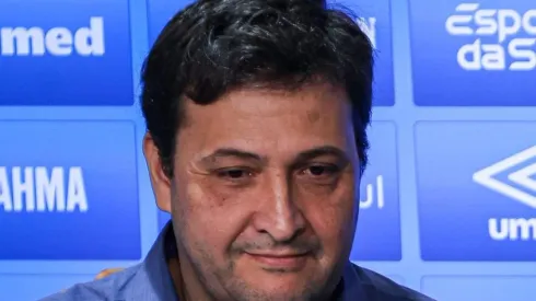 RS - Porto Alegre - 17/03/2023 - GREMIO - COLETIVA DE APOSENTADORIA DE LUCAS LEIVA - Alberto Guerra e Paulo Caleffi entregam uma camisa ao, agora aposentado, Lucas Leiva. Foto: Maxi Franzoi/AGIF