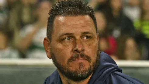 Thiago Kosloski, técnico do Coritiba, durante partida contra o Fluminense no Couto Pereira pelo campeonato Brasileiro A 2023. Foto: Gabriel Machado/AGIF