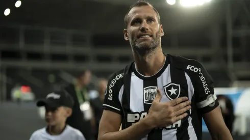 RJ - RIO DE JANEIRO - 29/06/2023 - COPA SUL-AMERICANA 2023, BOTAFOGO X MAGALLANES - Joel Carli jogador do Botafogo apos a sua ultima partida no estadio Engenhao pelo campeonato Copa Sul-Americana 2023. Foto: Jorge Rodrigues/AGIF