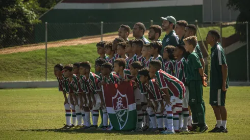 Elenco do sub-10 do Fluminense perfilado antes da partida contra o Corinthians<br />
Foto: Reprodução site oficial Fluminense/Leonardo Brasil