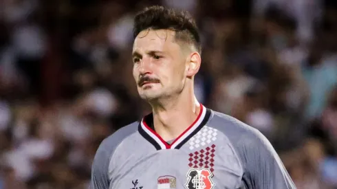 PE - Recife - 05/03/2023 - COPA DO NORDESTE 2023, SANTA CRUZ X SAMPAIO CORREA - Michael goleiro do Santa Cruz durante partida contra o Sampaio Correa no estadio Arruda pelo campeonato Copa do Nordeste 2023. Foto: Rafael Vieira/AGIF