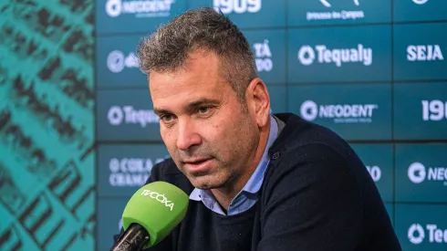 Executido de Futebol, Artur Moraes, comanda as conversas com o zagueiro.<br />
Foto: Site oficial Coritiba/Gabriel Thá