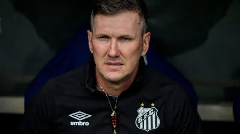 Foto: Thiago Ribeiro/AGIF - Paulo Turra, tecnico do Santos durante partida contra o Fluminense no estadio Maracana pelo campeonato Brasileiro A 2023.