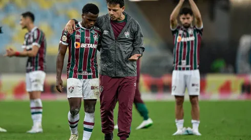 Fernando Diniz e Jhon Arias tecnico e jogador do Fluminense comemoram vitoria ao final da partida contra o Santos no estadio Maracana pelo campeonato Brasileiro A 2023. Foto: Thiago Ribeiro/AGIF