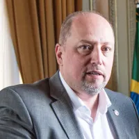 Barcellos não dorme no ponto e acerta saída de atacante ‘escanteado’ pelo Internacional