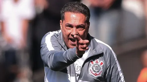 Foto: Ettore Chiereguini/AGIF - Vanderlei Luxemburgo tecnico do Corinthians durante partida contra o Bragantino no estadio Arena Corinthians pelo campeonato Brasileiro A 2023.