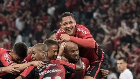 PR - Curitiba - 04/08/2022 - COPA LIBERTADORES 2022, ATHLETICO-PR X ESTUDIANTES - Thiago Heleno jogador do Athletico-PR comemora gol com jogadores do seu time, antes da anulacao do gol pelo VAR por estar em condicao de impedimento durante partida contra o Estudiantes no estadio Arena da Baixada pelo campeonato Copa Libertadores 2022. Foto: Robson Mafra/AGIF