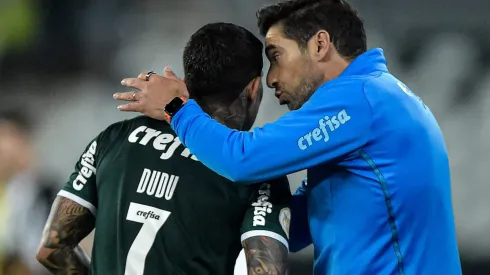 RJ - Rio de Janeiro - 03/10/2022 - BRASILEIRO A 2022, BOTAFOGO X PALMEIRAS - Dudu jogador do Palmeiras comemora seu gol com Abel Ferreira tecnico da sua equipe durante partida contra o Botafogo no estadio Engenhao pelo campeonato Brasileiro A 2022. Foto: Thiago Ribeiro/AGIF