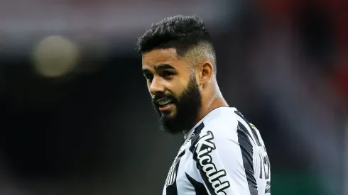Foto: Pedro H. Tesch/AGIF - Felipe Jonatan jogador do Santos durante partida contra o Internacional no estadio Beira-Rio pelo campeonato Brasileiro A 2021
