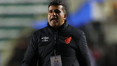 Foto: José Tramontin/athletico.com.br/Divulgação – Wesley Carvalho: técnico ficou na bronca com a arbitragem