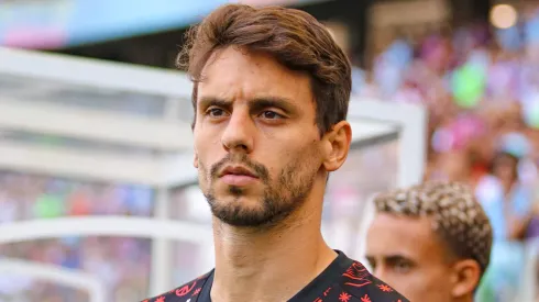 BA - SALVADOR - 13/05/2023 - BRASILEIRO A 2023, BAHIA X FLAMENGO - Rodrigo Caio jogador do Flamengo durante aquecimento antes da partida contra o Bahia no estadio Arena Fonte Nova pelo campeonato BRASILEIRO A 2023. Foto: Renan Oliveira/AGIF