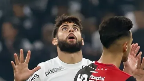 Foto: Getty Images/Miguel Schincariol - Yuri Alberto brinca com Róger Guedes