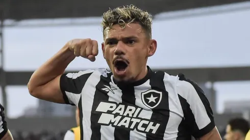 Foto: Thiago Ribeiro/AGIF - Tiquinho Soares jogador do Botafogo comemora seu gol durante partida contra o Coritiba no estadio Engenhao pelo campeonato Brasileiro A 2023.