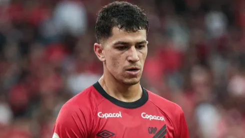 PR - CURITIBA - 27/05/2023 - BRASILEIRO A 2023, ATHLETICO-PR X GREMIO - Vitor Bueno jogador do Athletico-PR durante partida contra o Gremio no estadio Arena da Baixada pelo campeonato BRASILEIRO A 2023. Foto: Robson Mafra/AGIF