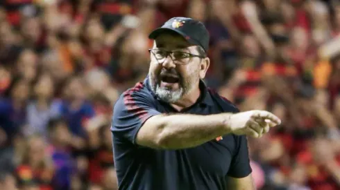 PE – RECIFE – 28/07/2023 – BRASILEIRO B 2023, SPORT X CRB – Enderson Moreira tecnico do Sport durante partida contra o CRB no estadio Ilha do Retiro pelo campeonato Brasileiro B 2023. Foto: Rafael Vieira/AGIF