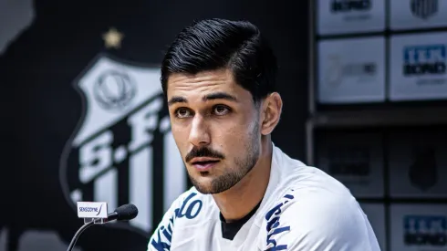 Foto: Raul Baretta/ Santos FC -Basso durante a coletiva de apresentação