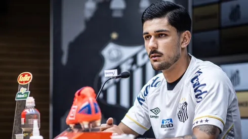 João Basso mal chegou no Santos e já deve ser titular contra o Athletico-PR