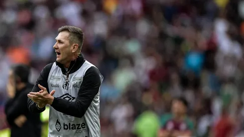 RJ - RIO DE JANEIRO - 29/07/2023 - BRASILEIRO A 2023, FLUMINENSE X SANTOS - Paulo Turra tecnico do Santos durante partida contra o Fluminense no estadio Maracana pelo campeonato Brasileiro A 2023. Foto: Thiago Ribeiro/AGIF