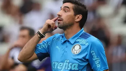 Foto destaque: Divulgação Palmeiras/Cesar Greco. Abel Ferreira comanda Palmeiras em jogo do brasileirão.