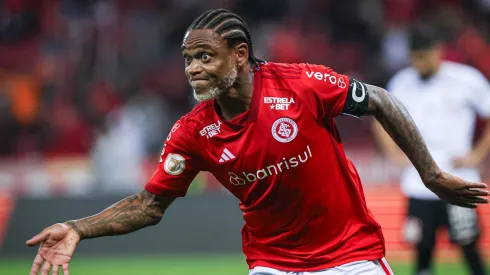 RS - PORTO ALEGRE - 05/08/2023 - BRASILEIRO A 2023, INTERNACIONAL X CORINTHIANS - Luiz Adriano jogador do Internacional comemora seu gol durante partida contra o Corinthians no estadio Beira-Rio pelo campeonato Brasileiro A 2023. Foto: Maxi Franzoi/AGIF