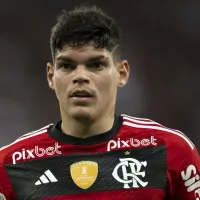 Ayrton Lucas perde a paciência ao vivo e alfineta trabalho de Sampaoli no Flamengo