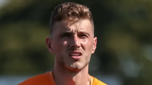 PR - Sao Jose dos Pinhais - 28/01/2023 - PARANAENSE 2023, SAO JOSEENSE X ATHLETICO - Bento goleiro do Athletico-PR durante execucao do hino nacional antes da partida contra o Saojoseense no estadio do Pinhao pelo campeonato Paranaense 2023. Foto: Robson Mafra/AGIF